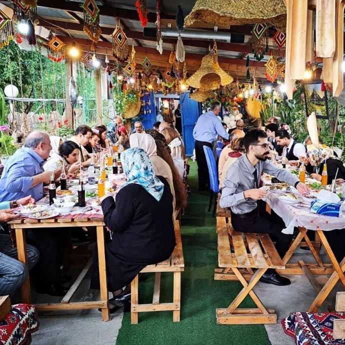 رستوران و چایخانه سنتی همیشه بهار