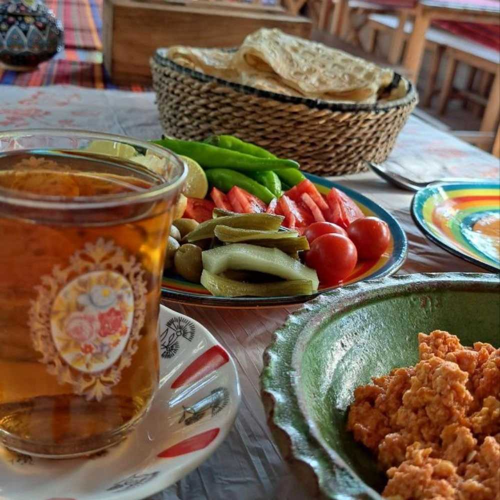 رستوران و چایخانه سنتی همیشه بهار
