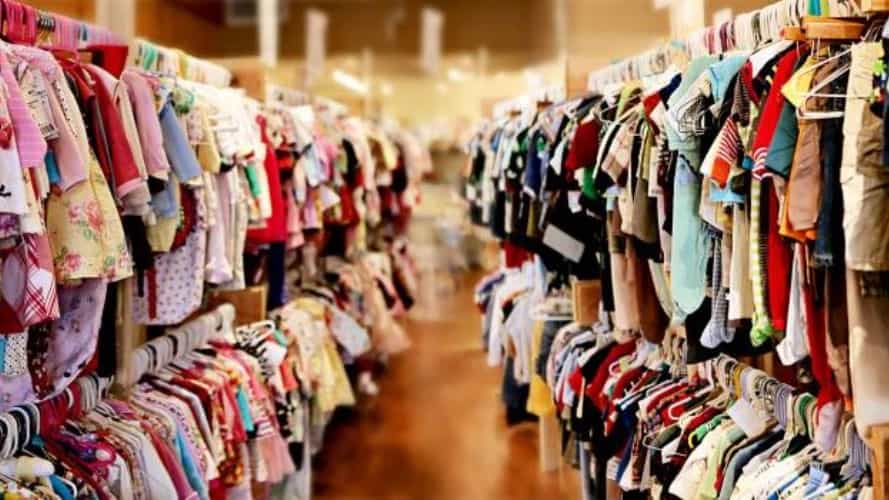 توزيع الملابس بالجملة في بازار طهران الكبير