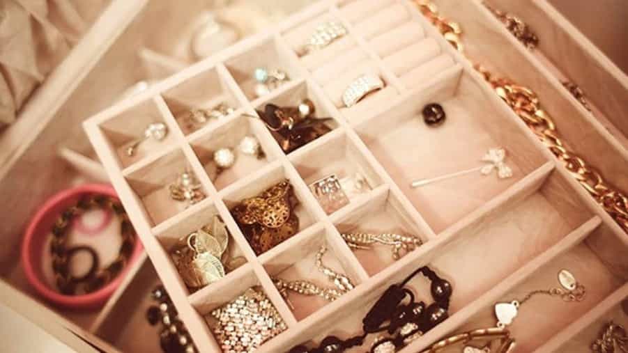Selling all kinds of accessories and rhinestones in Ardabil
