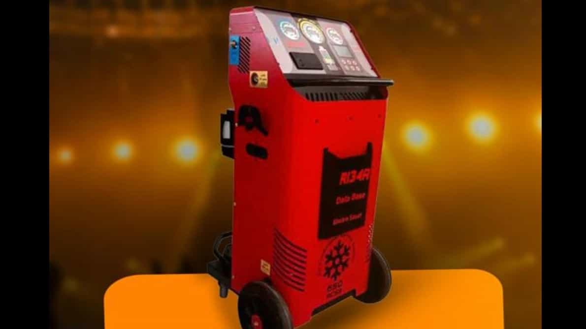 Fully automatic smart device for gas cooler charging
