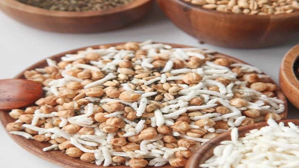 Sale of nut rice in Isfahan