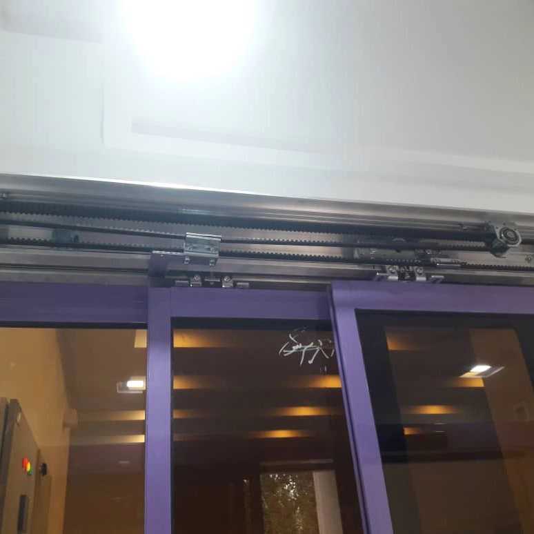 جک پارکینگی و درب شیشه ای اتوماتیک در اندیشه