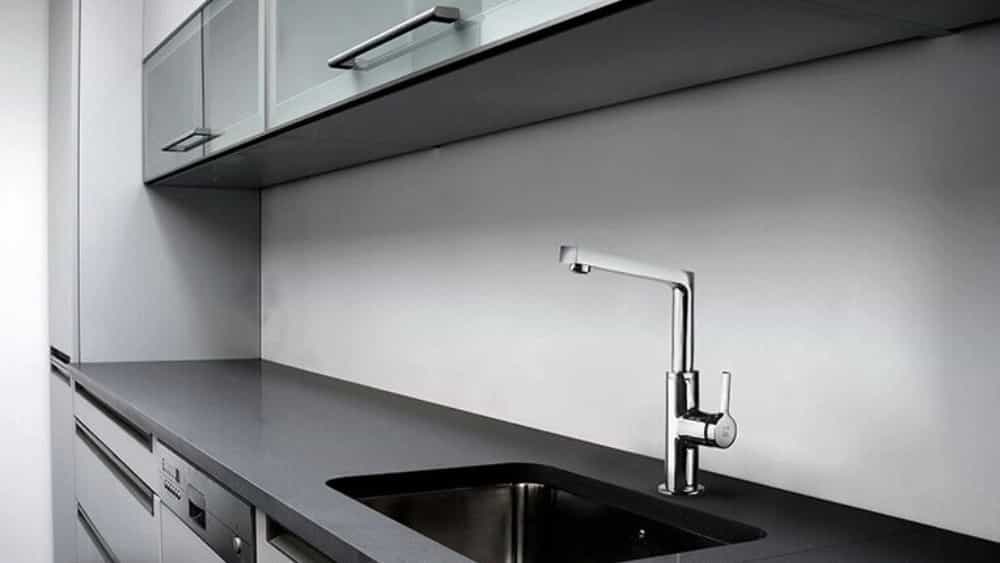 Lahijan'da lavabo ve mutfak vanaları