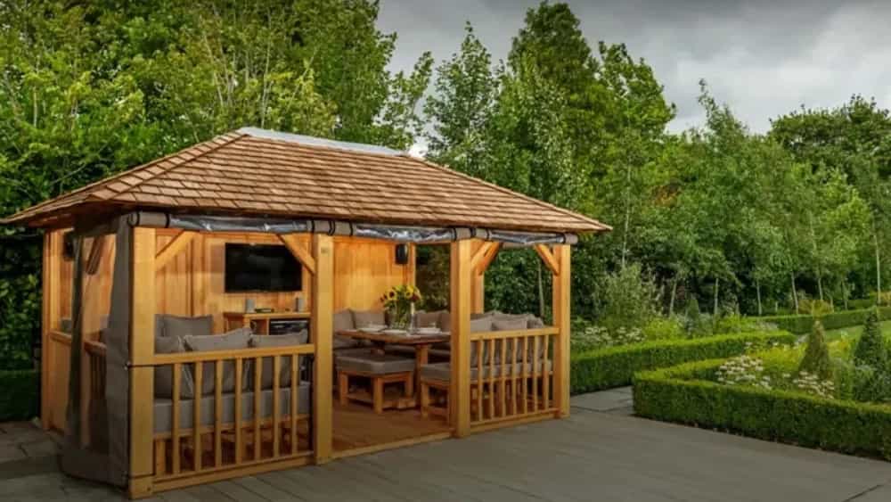 Construction of wooden pavilions in the yard and garden of the villa