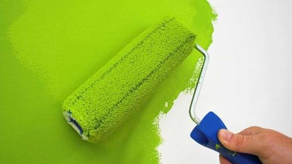 Performing oil, plastic and acrylic paint in Isfahan
