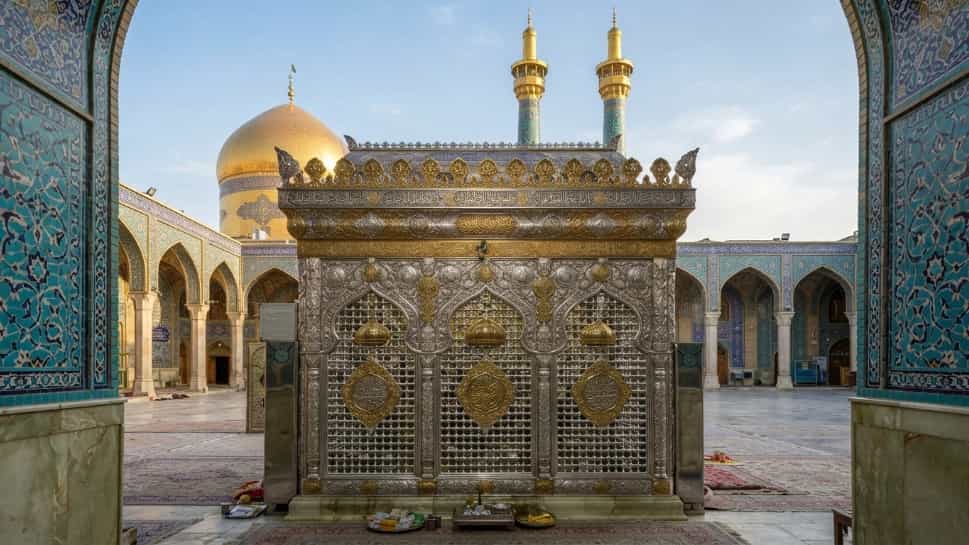 Making a shrine in Barazjan with a beautiful design and precise execution