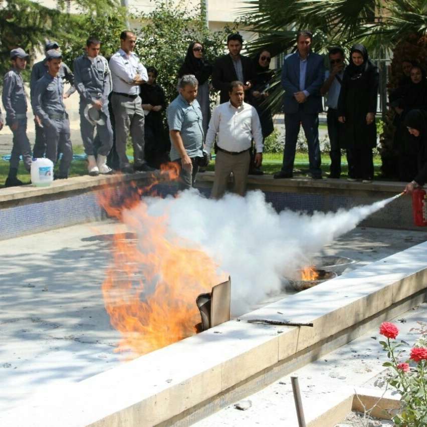 آموزش آتش نشانی در موزه ملی ایران توسط محمدرضا ابراهیم زاده بهمراه مدیران و کارکنان مجموعه
