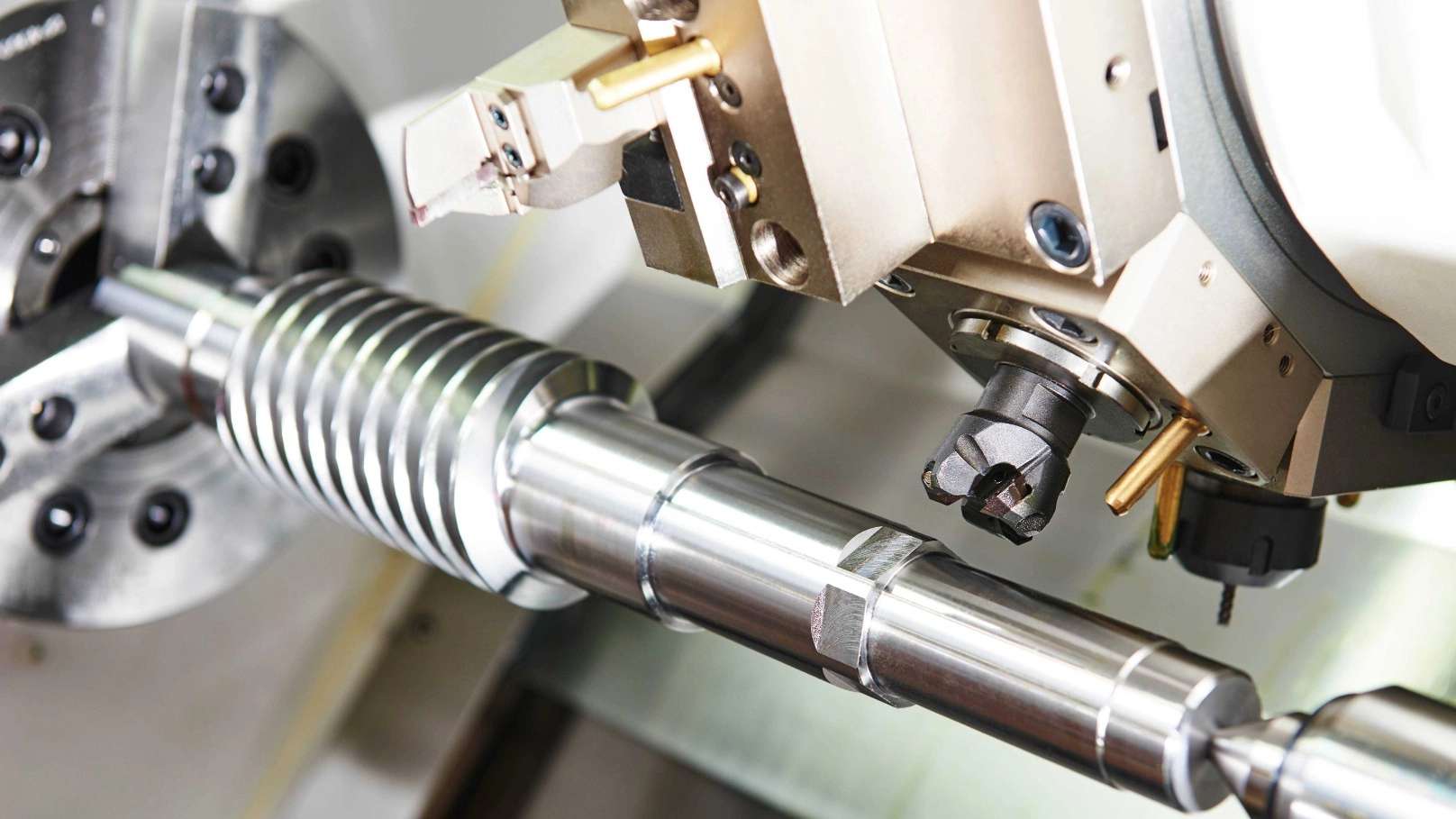 Endüstriyel makine parçalarının tornalanması