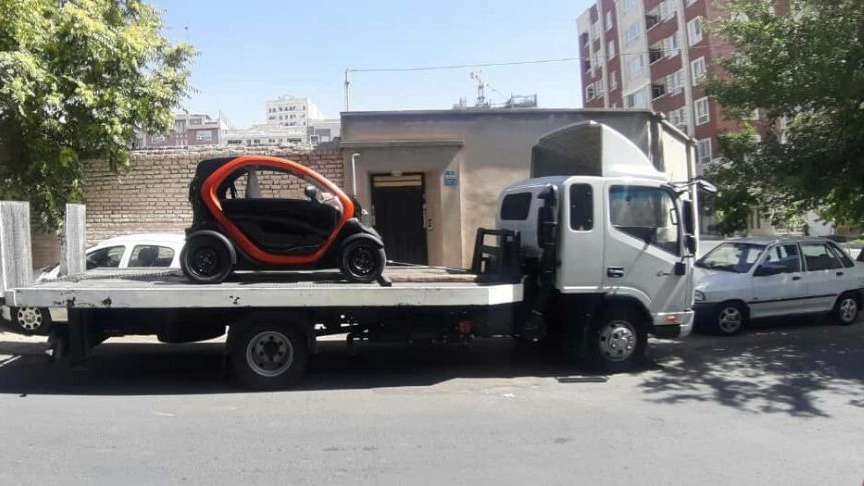 سيارة إسعاف إسلامية وشاحنة سحب