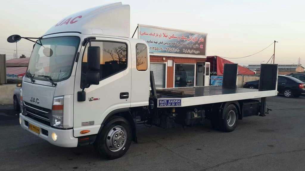 سيارة إسعاف إسلامية وشاحنة سحب