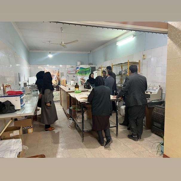 برگزاری بزرگداشت روز جهانی خاک در آزمایشگاه خاک‌شناسی کیمیای خاک کویر یزد همراه با ارایه‌ی أهمیت آزمون خاک