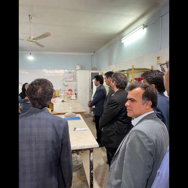 برگزاری بزرگداشت روز جهانی خاک در آزمایشگاه خاک‌شناسی کیمیای خاک کویر یزد همراه با ارایه‌ی أهمیت آزمون خاک