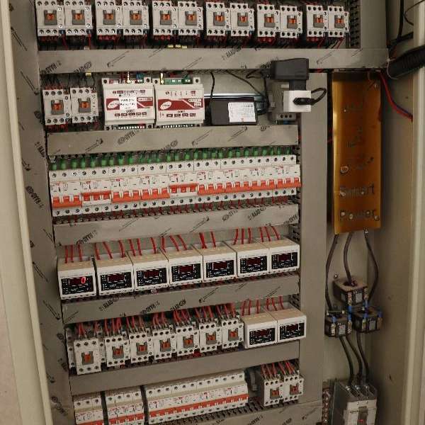 اجرا برق کارخانجات و گلخانه ها اجرا برق کارخانجات و گلخانه ها