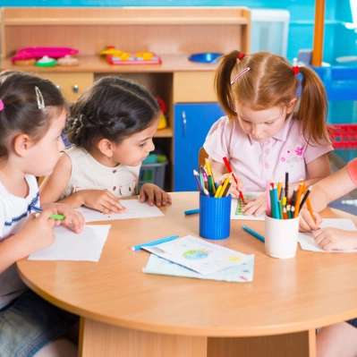 پیش دبستانی شکوفه های قائم