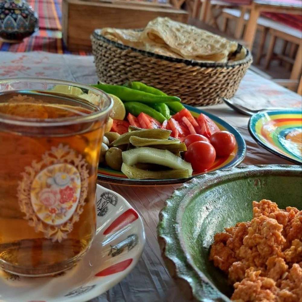 رستوران و چایخانه سنتی همیشه بهار