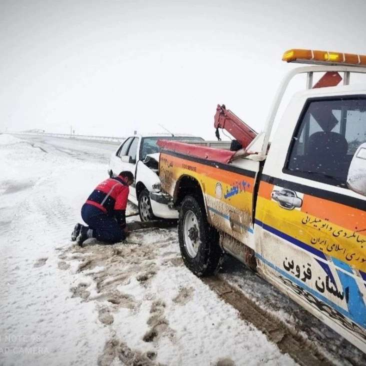 حضور امداد خودرو قزوین نماینده کانون جهانگردی و اتومبیلرانی در اولین نمایشگاه خودرو های کلاسیک استان قزوین