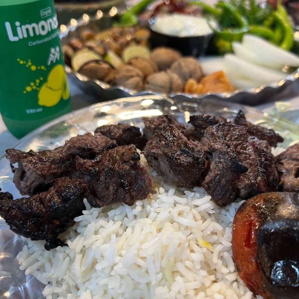 تجربه غذاهای محلی گیلان در چایخانه سنتی همیشه بهار تطف گوراب زرمیخ