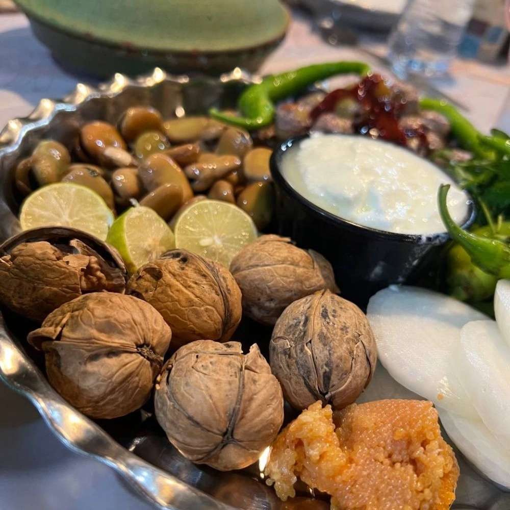 چرا همیشه بهار یکی از محبوب‌ترین رستوران‌های سنتی در اطراف صومعه‌سراست؟