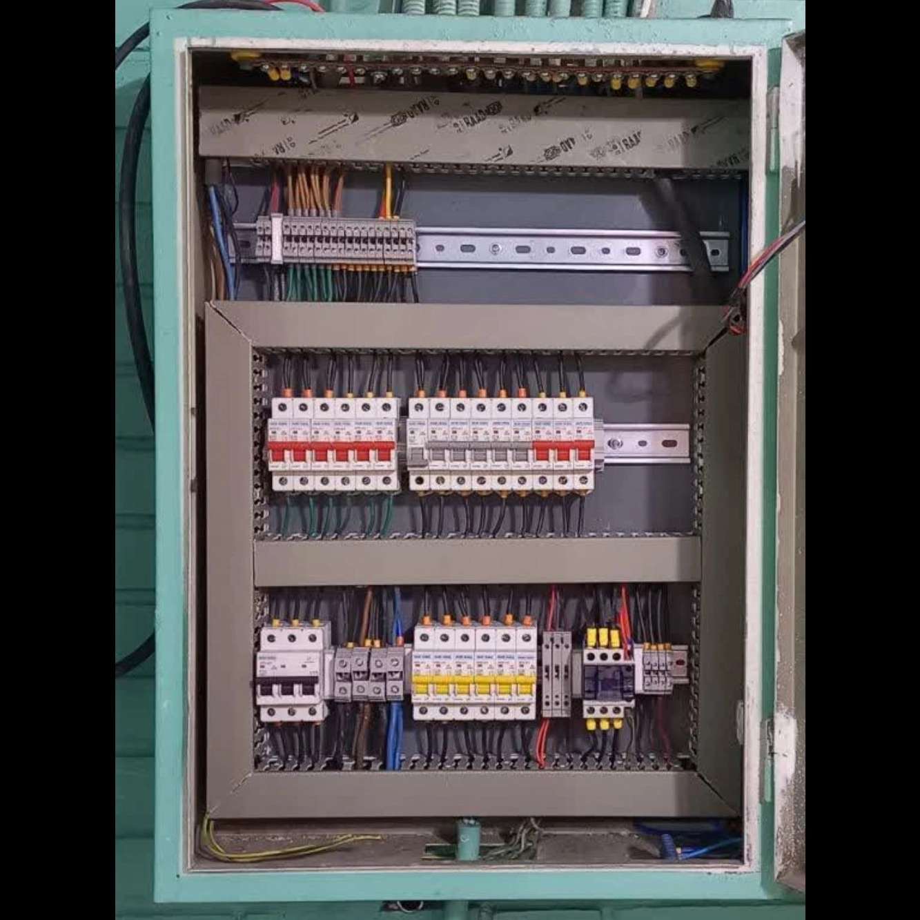 تابلو برق کارخانه