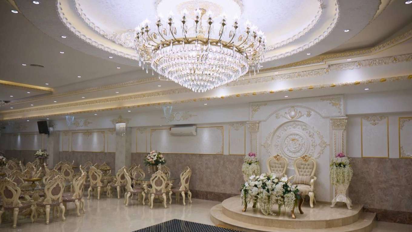 Qizil Alma restaurant hall