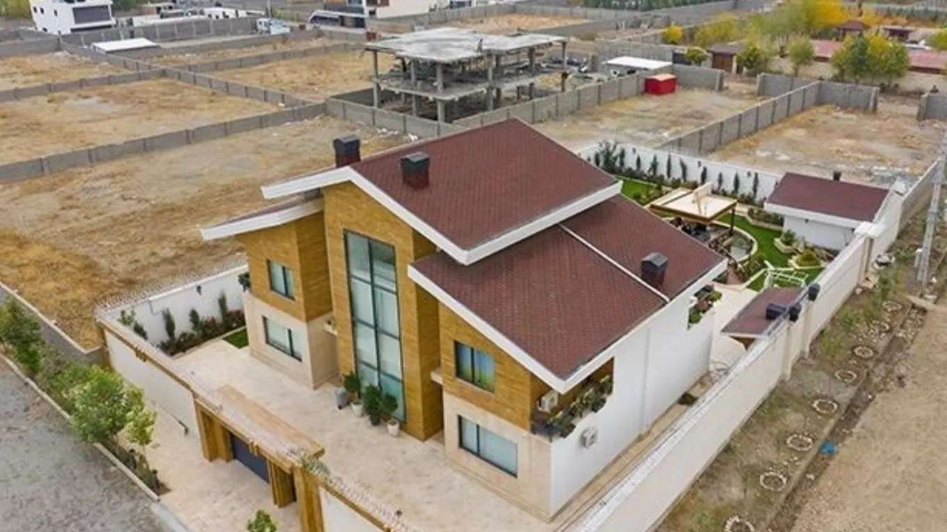 Antik villanın üçgen çatısının eğimli çatısı