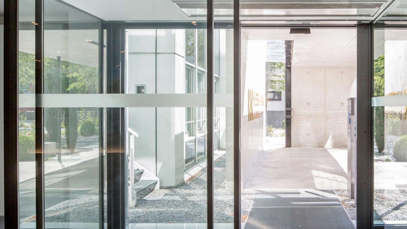 Agricultural automatic door