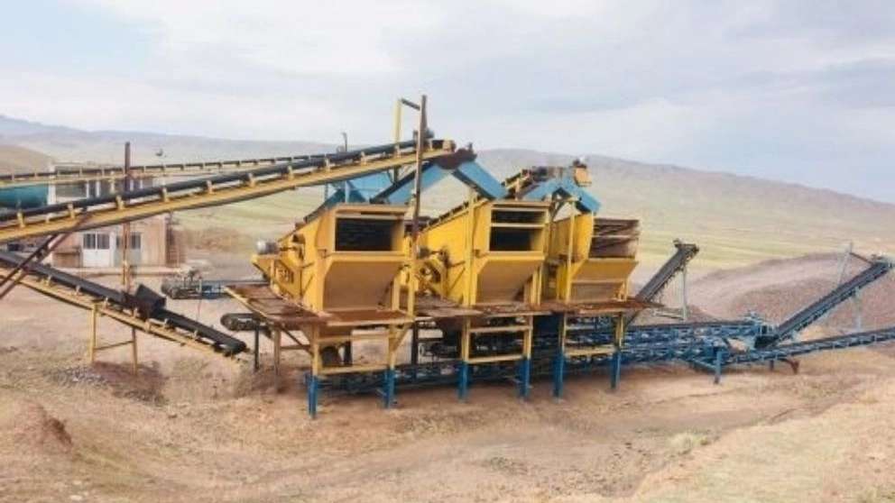 Crushing and mining devices