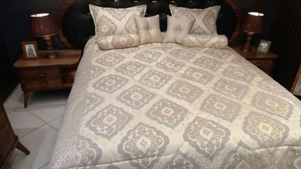 Maui bedspread and quilt