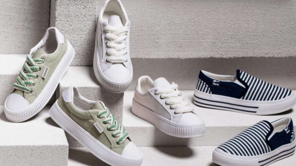 Akbarian sports shoes