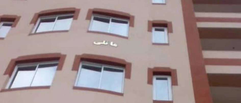 Specialized facade implementation with contractors
