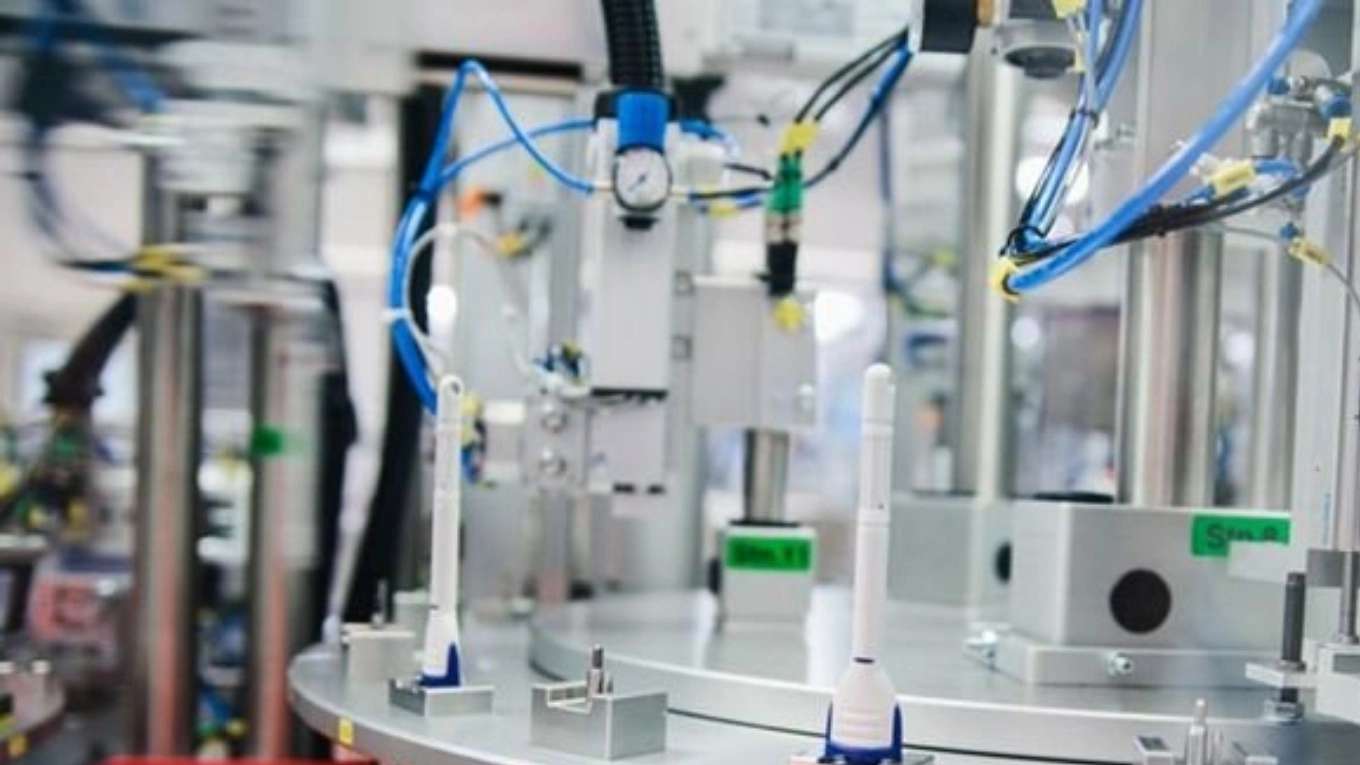 Plastic injection machine