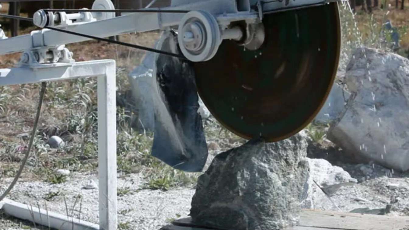 Mining and cutting Migun stone