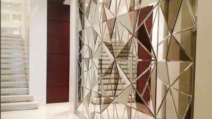 Mirror work of the soldiers
