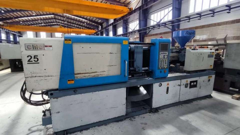 Plastic injection machine