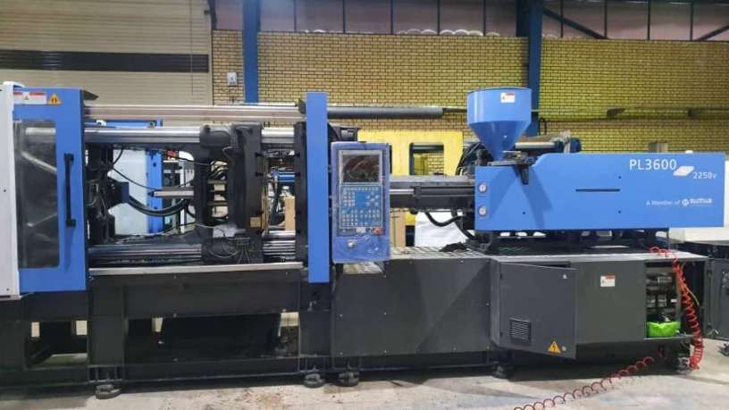 Plastic injection machine