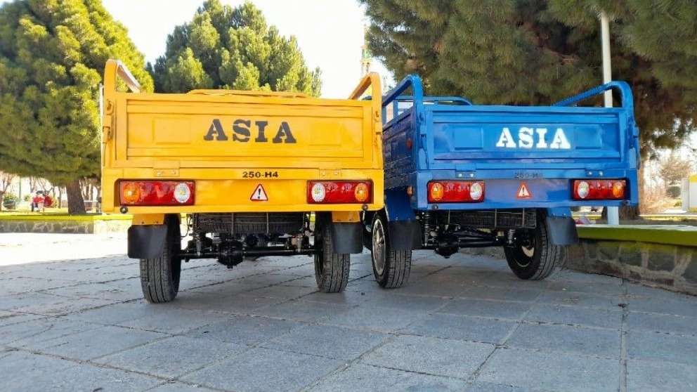 Three-wheeled Asian motor