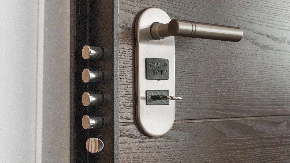Aryan Page anti-theft door