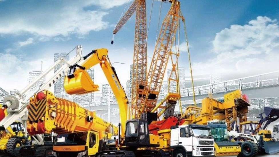 أجزاء من آلات بناء الطرق