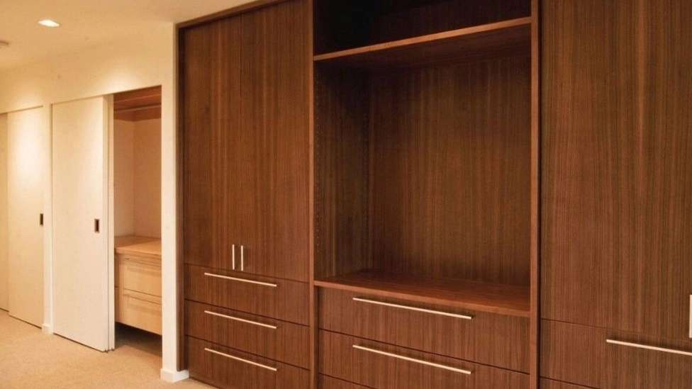 Pasha'i cabinet and wardrobe