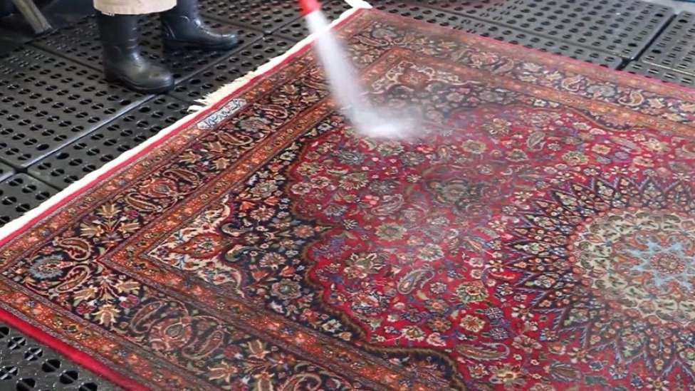Yezd'de çöl halısı temizliği