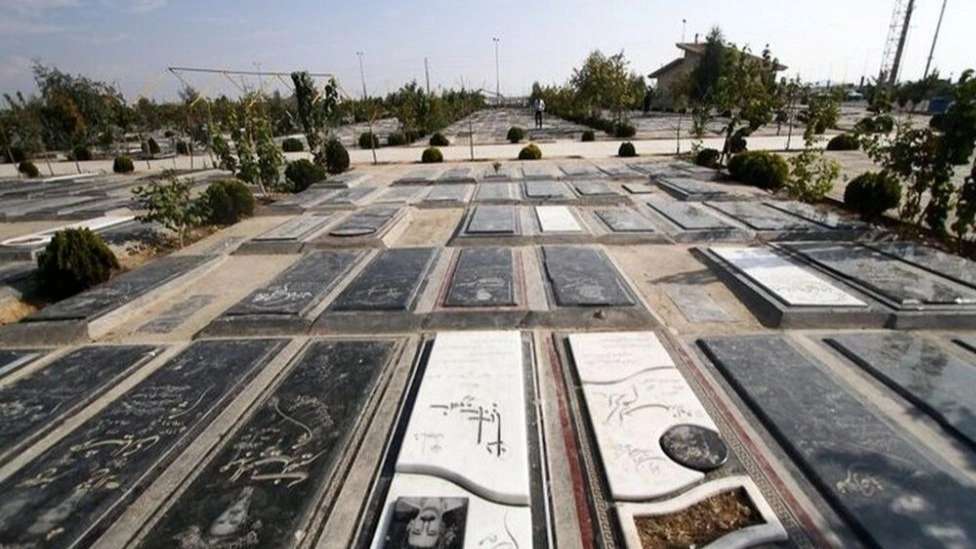 Alinejad'ın mezar taşının inşası ve gravürü