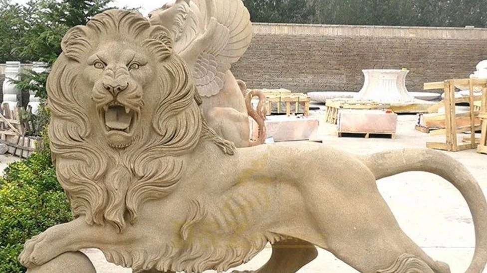 Building decorations of Hosseini brothers