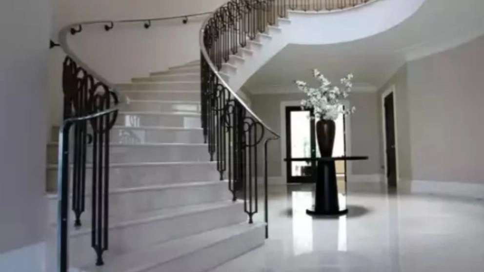 Round single concrete spiral staircase