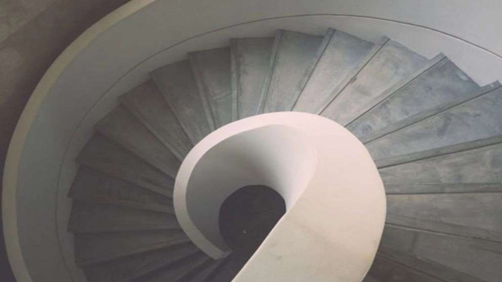 Round single concrete spiral staircase