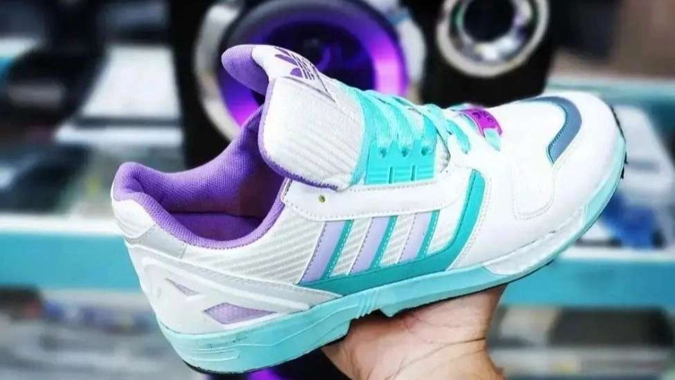 Bind shoe store