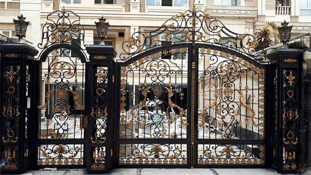 Production and construction of metal fences