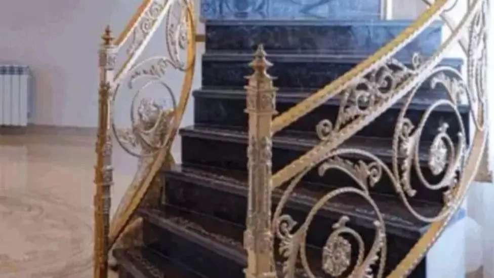 Production and construction of metal fences