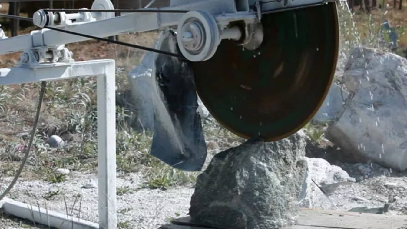 Mining and cutting Migun stone