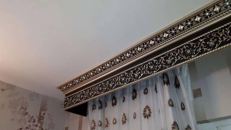 کتیبه پرده چیست و چه تأثیری در زیباسازی محیط دارد؟
